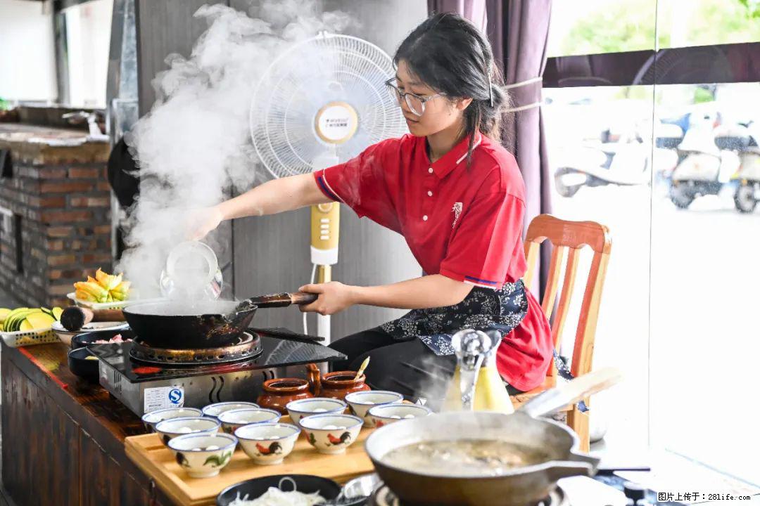 全网追的“扁担女孩”，找了一份暑假工，时薪12元 - 岳阳生活资讯 - 岳阳28生活网 yy.28life.net